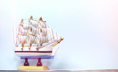 Eski ahşap gemi yelken ve direkleri oyuncak bir stand ile. Vintage ve