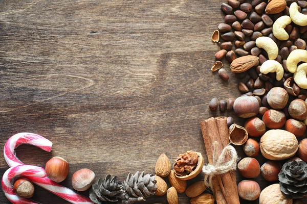 Verschiedene Nüsse auf einem Holztisch. Zeder, Cashew, Haselnuss, Walnuss — Stockfoto