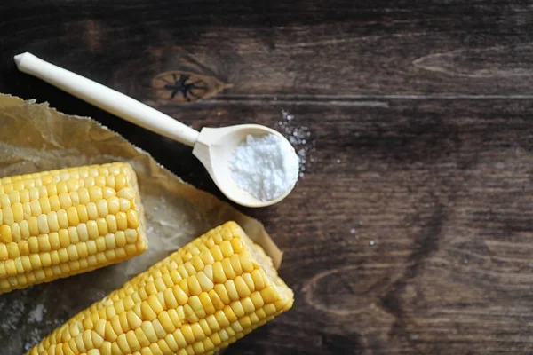 Boiled corn cob with salt on a wood — Stock Photo, Image