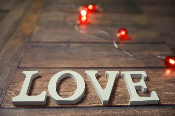 Palavra Amor de letras de madeira no fundo — Fotografia de Stock