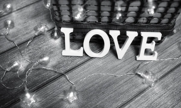 Cuvânt dragoste format din litere albe din lemn pe un fundal din lemn — Fotografie, imagine de stoc
