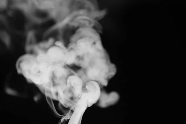 White smoke on a black background. Texture of smoke. Clubs of wh — Stock Photo, Image