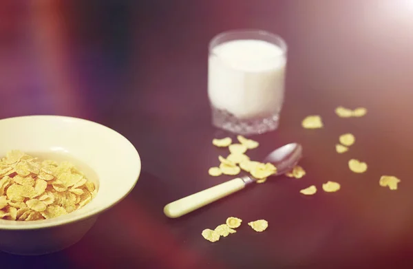 Corn flakes in a plate. Breakfast from flakes with honey and mil — Stock Photo, Image