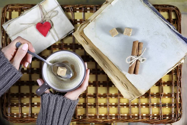 Girl drinking coffee and looking at the card Valentines Day — Stock Photo, Image