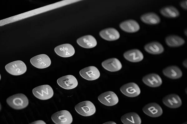 Egy régi írógép betűkkel kulcsok — Stock Fotó