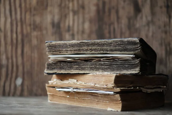 Libros antiguos sobre una mesa de madera y lupa — Foto de Stock