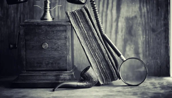 Altes Telefon und Retro-Buch auf dem Schreibtisch. das Telefon der Vergangenheit — Stockfoto