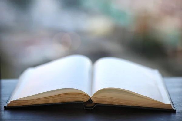 Livro aberto e uma mesa — Fotografia de Stock