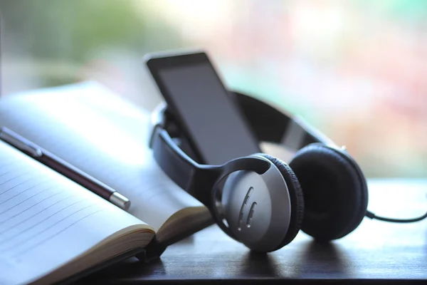 Ders kitapları kulaklık yığını