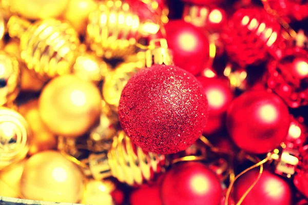 ボックスにクリスマス色のボール — ストック写真