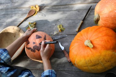 Cadılar Bayramı için kabak oymak