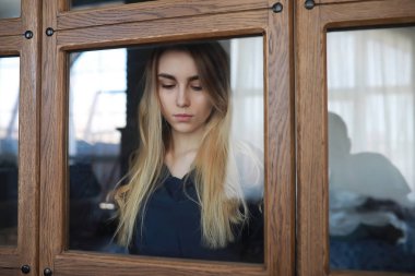 Genç kız evde rahatlatıcı