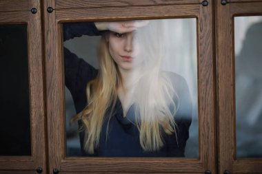 Genç kız evde rahatlatıcı