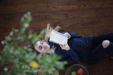 Genç kız evde rahatlatıcı