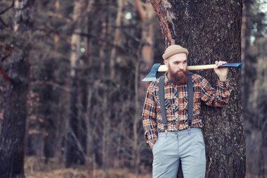 Sonbahar yağmurlu hava ve bir şemsiye ile genç bir adam