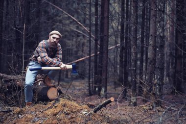 Sonbahar yağmurlu hava ve bir şemsiye ile genç bir adam