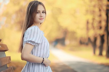 Bir yürüyüş ve sonbaharında genç kız 