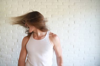 Uzun saçlı genç adam.