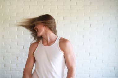 Uzun saçlı genç adam.