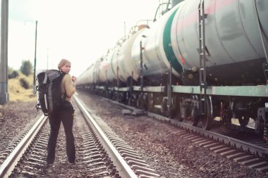 Bir sırt çantası ile yürüyerek seyahat