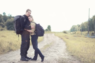 Bir sırt çantası ile yürüyerek seyahat