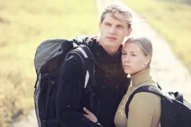 Bir sırt çantası ile yürüyerek seyahat