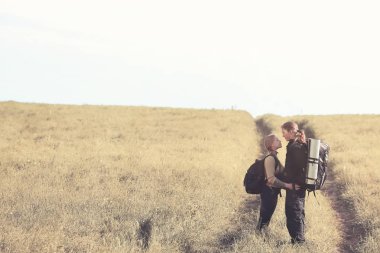 Bir sırt çantası ile yürüyerek seyahat