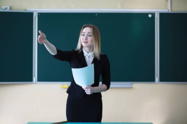 Genç kız öğretmen İlköğretim Okulu