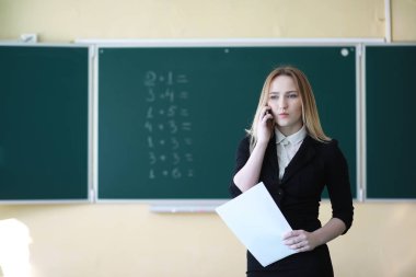 Genç kız öğretmen İlköğretim Okulu