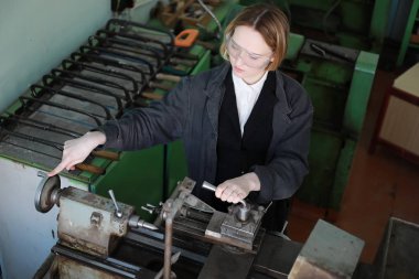 Makine alet çalışan genç kadın mühendisi