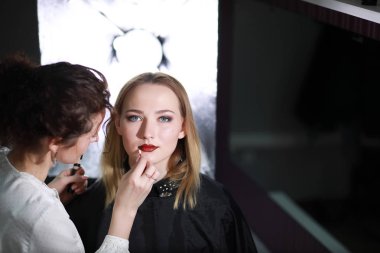 Genç kız ile bir makyaj sanatçısı