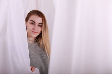 Sarı saçlı ve gri kazak ile kız