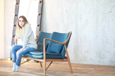 Genç bir kız rahat bir oda aittir