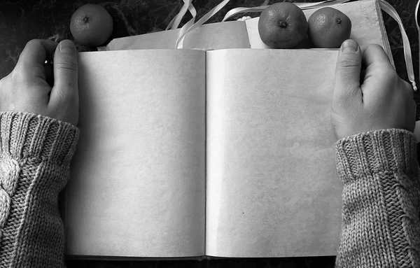 Blank pages opened vintage book on the table — Stock Photo, Image