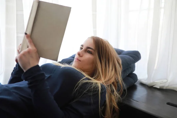 Chica joven en casa relajante —  Fotos de Stock