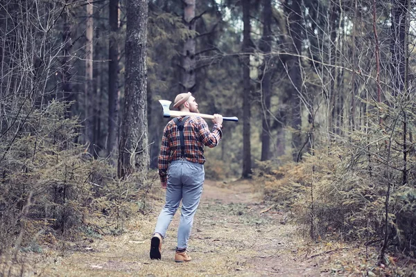 Autunno tempo piovoso e un giovane uomo con un ombrello — Foto Stock