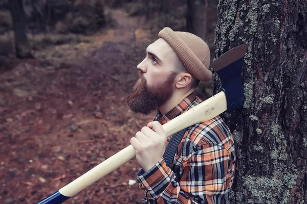 Regniga höstväder och en ung man med ett paraply — Stockfoto