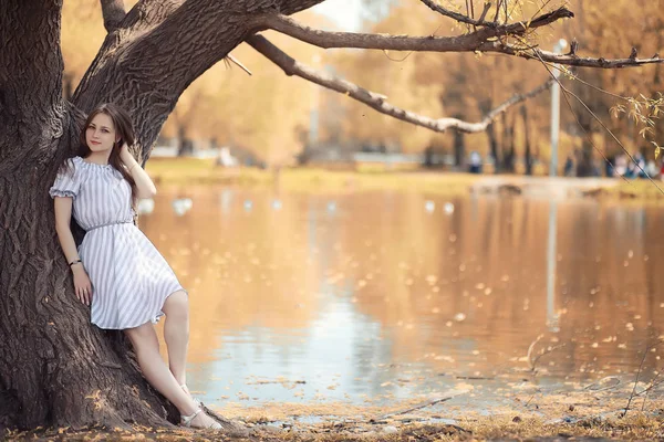 Chica joven en un paseo en el otoño — Foto de Stock