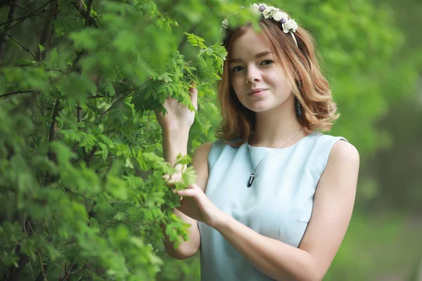 Fille en robe bleue dans le parc vert — Photo