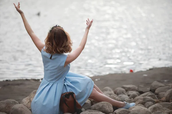 緑豊かな公園で青いドレスの少女 — ストック写真