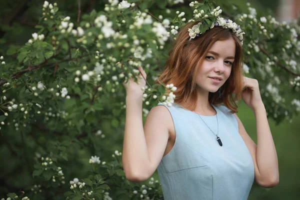 Chica en vestido azul en el parque verde —  Fotos de Stock