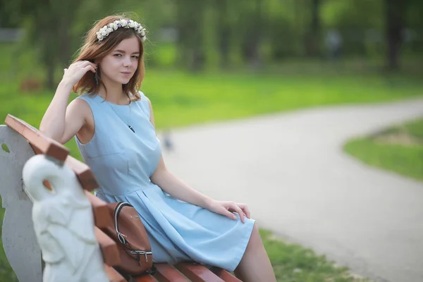 Девушка в синем платье в зеленом парке — стоковое фото