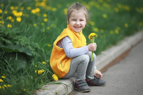 Uma criança pequena em um passeio de dia de primavera — Fotografia de Stock