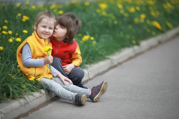 Uma criança pequena em um passeio de dia de primavera — Fotografia de Stock