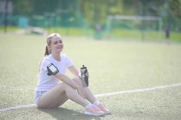 Chica y deporte estilo de vida haciendo ejercicios —  Fotos de Stock