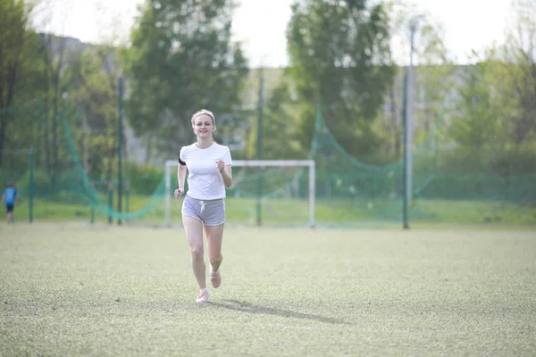 Meisje en sport levensstijl doen oefeningen — Stockfoto