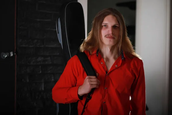 Jovem com cabelo comprido e guitarra — Fotografia de Stock