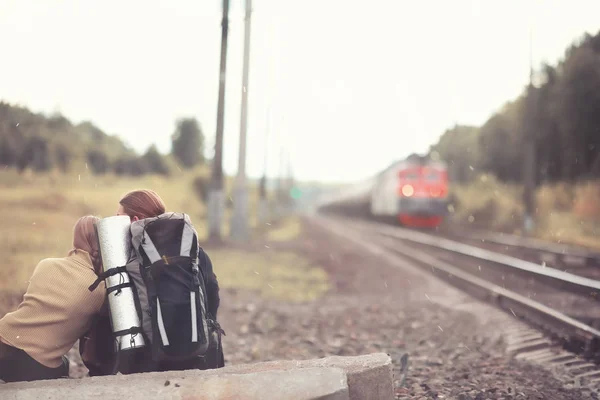 Viajar com uma mochila a pé — Fotografia de Stock