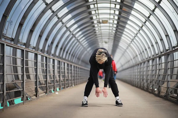 Un uomo in abbigliamento sportivo all'aperto — Foto Stock