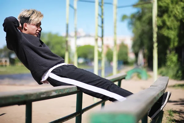 Un hombre en ropa deportiva al aire libre —  Fotos de Stock